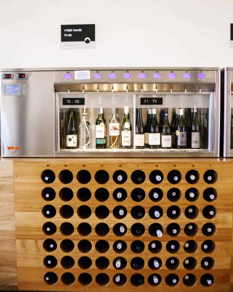 Die Enotéka znojemských vín ist ein modernes Weinzentrum, in dem du unabhängig Hunderte mährische Weine probieren kannst.