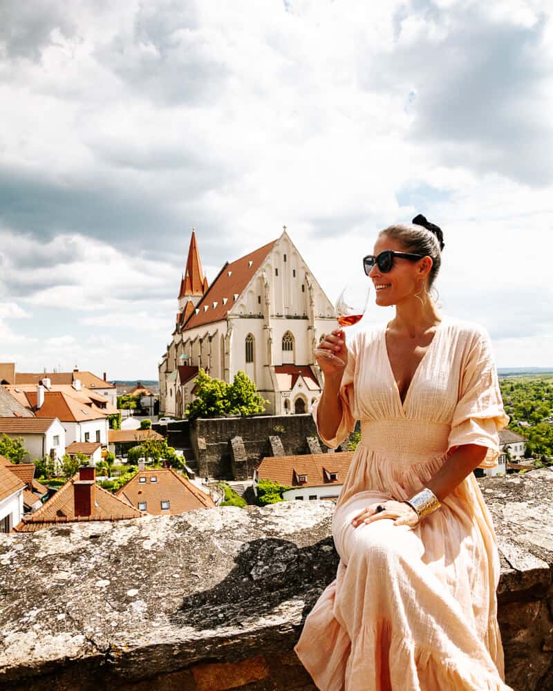 Entdecke die schönste Route durch Südmähren mit Tipps zu Weinbergen, Wanderungen, charmanten Orten, Weingütern, Hotels und Sehenswürdigkeiten für den perfekten Roadtrip.