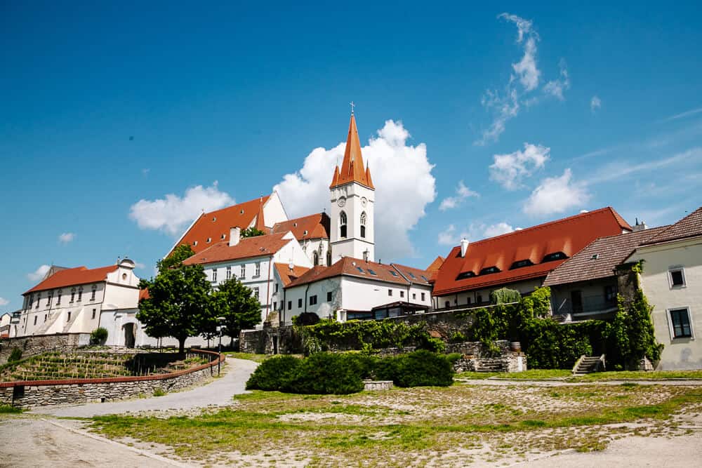 De Sint-Nicolaaskerk behoort tot de belangrijkste religieuze bezienswaardigheden van Znojmo.
