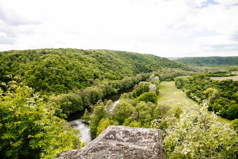 Nationaal Park Podyjí strekt zich uit langs de rivier de Dyje en staat bekend om diepe valleien, dichte bossen en mooie uitzichtpunten.