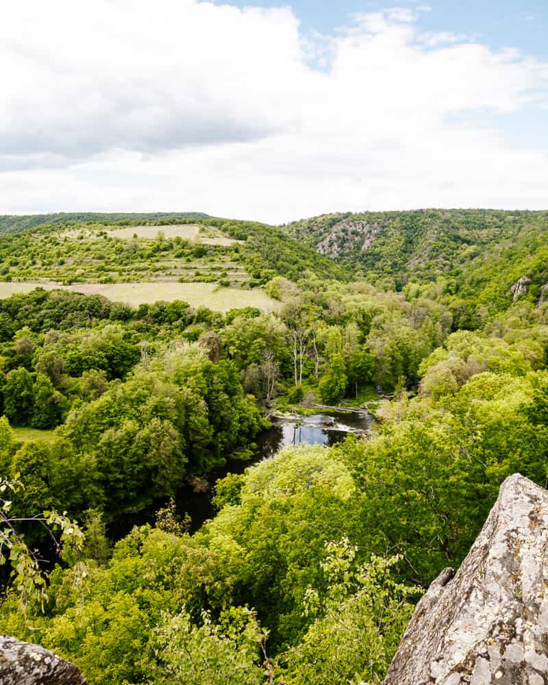 Die Umgebung von Znojmo in Südmähren, Tschechien, ist ideal für kurze Wanderungen im Nationalpark Podyjí mit Blick auf den Fluss Dyje.