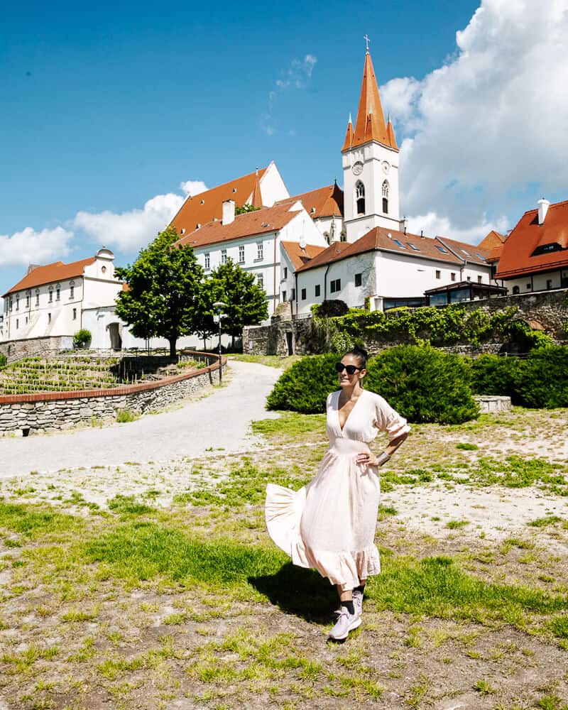 Ontdek wat te doen en zien in Znojmo Tsjechië, met tips voor bezienswaardigheden, wandelingen, wijnproeverijen, hotels en restaurants.