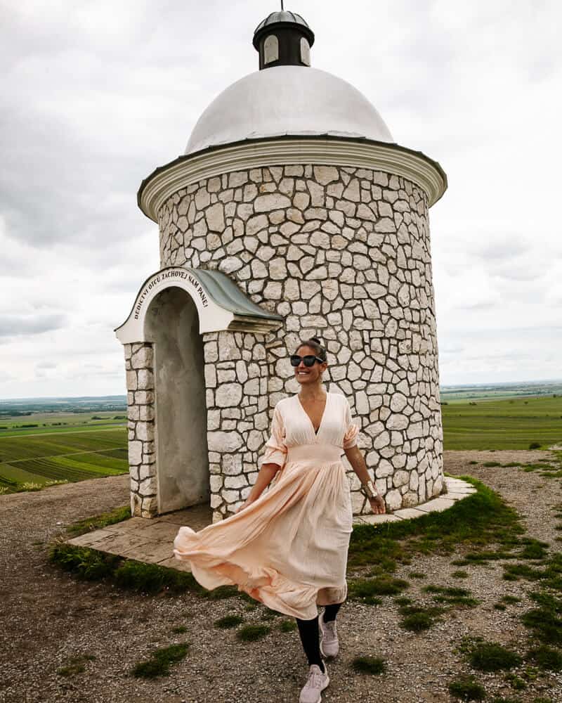Ein weiterer lohnender Halt, wenn du auf der Suche nach schönen Sehenswürdigkeiten und Aussichtspunkten in Südmähren bist, ist die kleine Kapelle von Hradištěk.