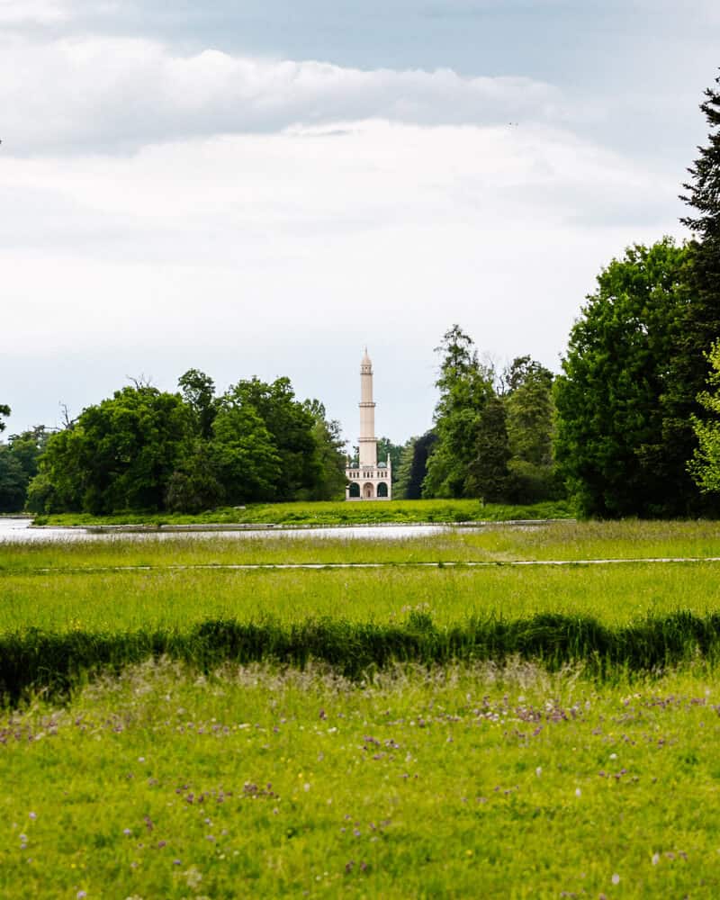 Rund um das Schloss Lednice kannst du wunderbar durch den weitläufigen Park spazieren.