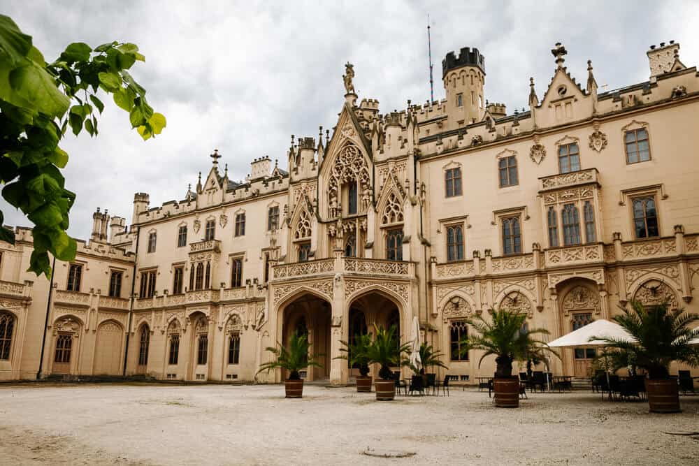 Eines der schönsten Sehenswürdigkeiten in Südmähren ist ohne Zweifel das Schloss Lednice.