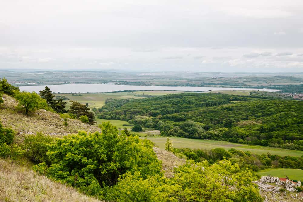 Die Wanderwege in der Pálava-Region reichen von kurzen, einfachen Pfaden bis hin zu anspruchsvolleren Routen zu Aussichtspunkten.