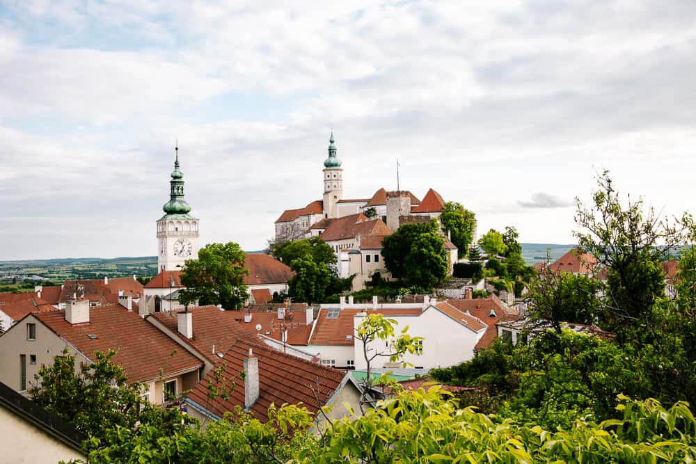 Mikulov liegt direkt an der österreichischen Grenze und wird von einem imposanten Schloss dominiert, das hoch über der Stadt thront und auf die Weinberge blickt.