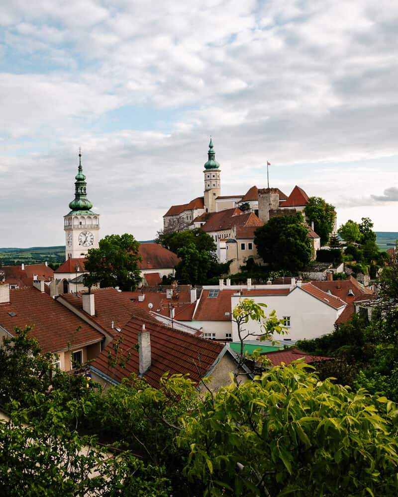 Mikulov ist eine der schönsten Städte und Sehenswürdigkeiten in Südmähren, der Weinregion Tschechiens.